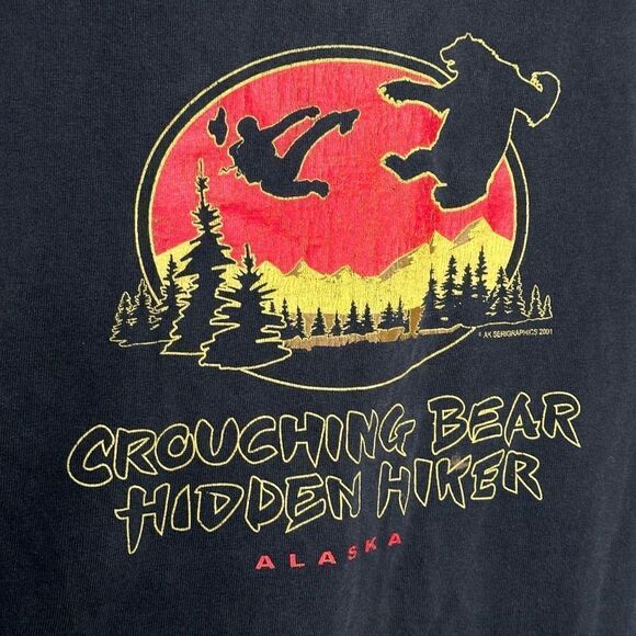 VTG 2001 Alaska “Grouching Bear Hidden Hiker” Shirt Size M - Picture 2 of 5
